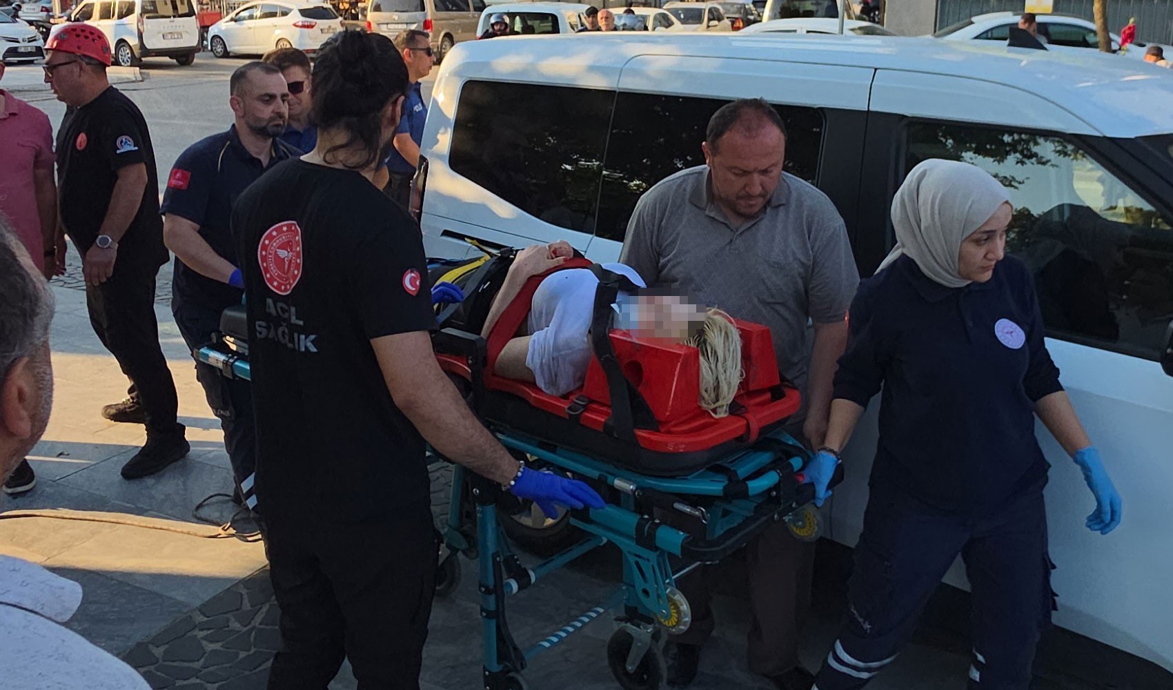 Öz çekim yaparken köprüden düşen genç kız yaralandı