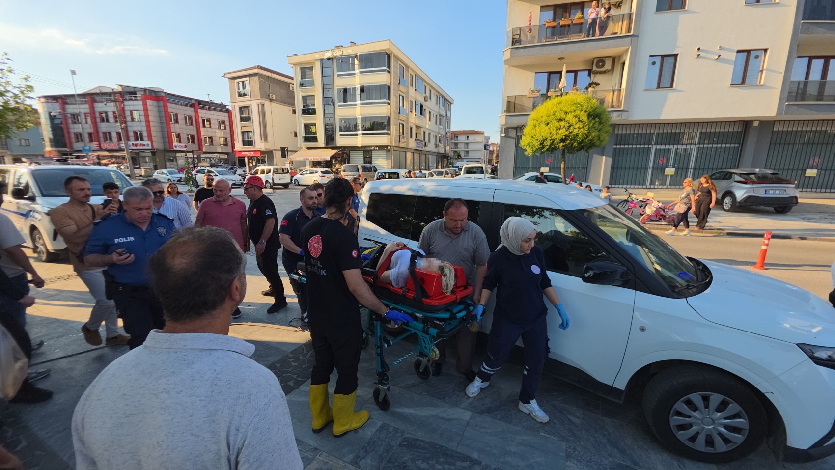Öz çekim yaparken köprüden düşen genç kız yaralandı