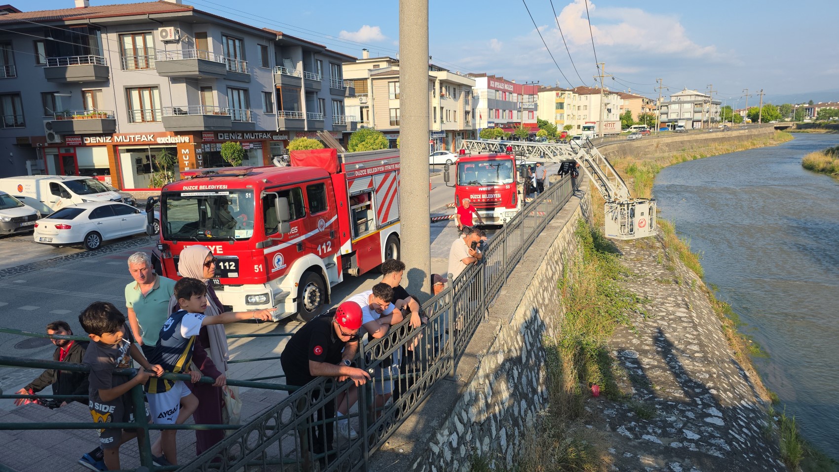 Öz çekim yaparken köprüden düşen genç kız yaralandı