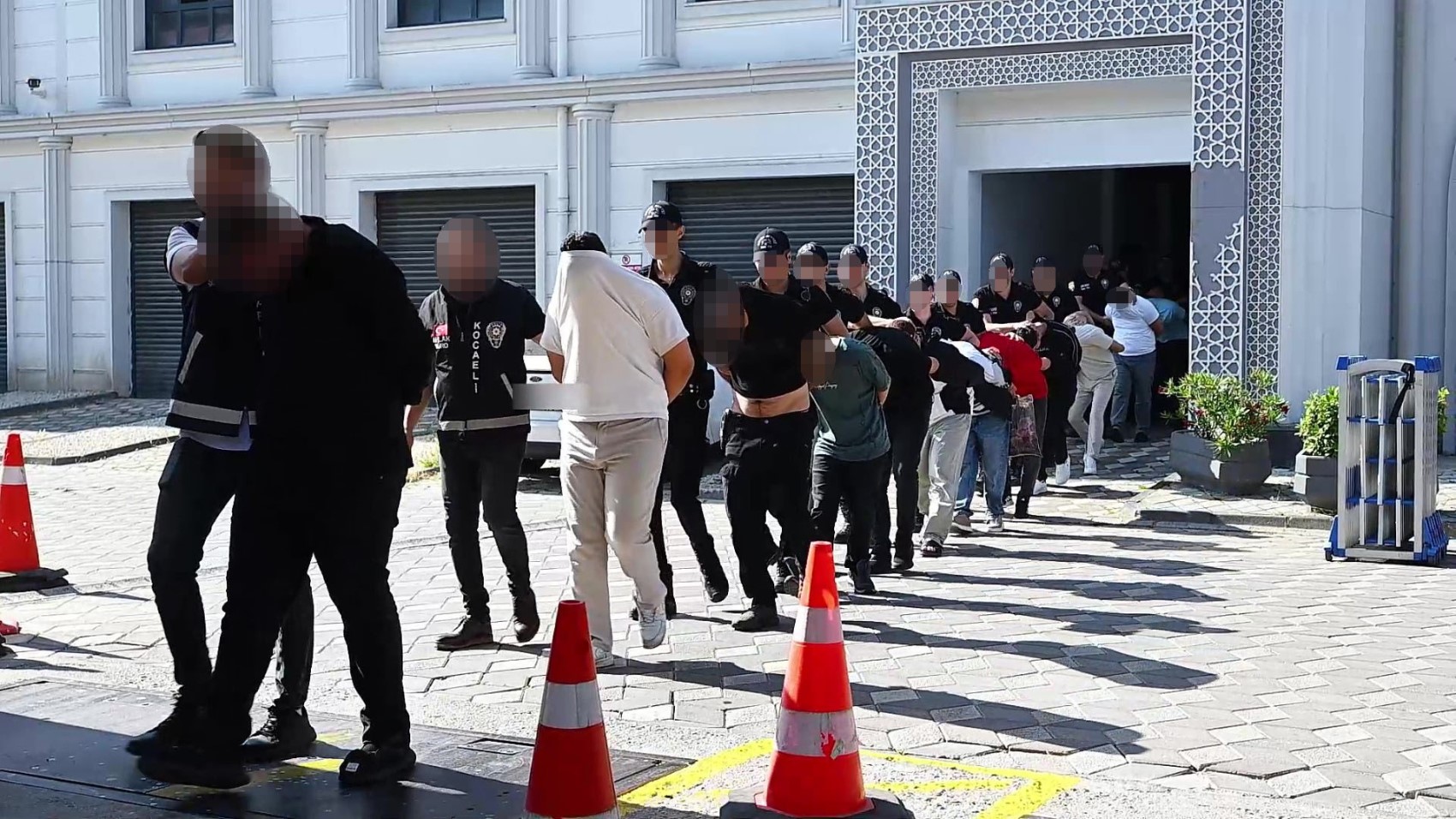 Fuhuş çetesine yapılan operasyonda 18 kadın kurtarıldı: 14 tutuklama
