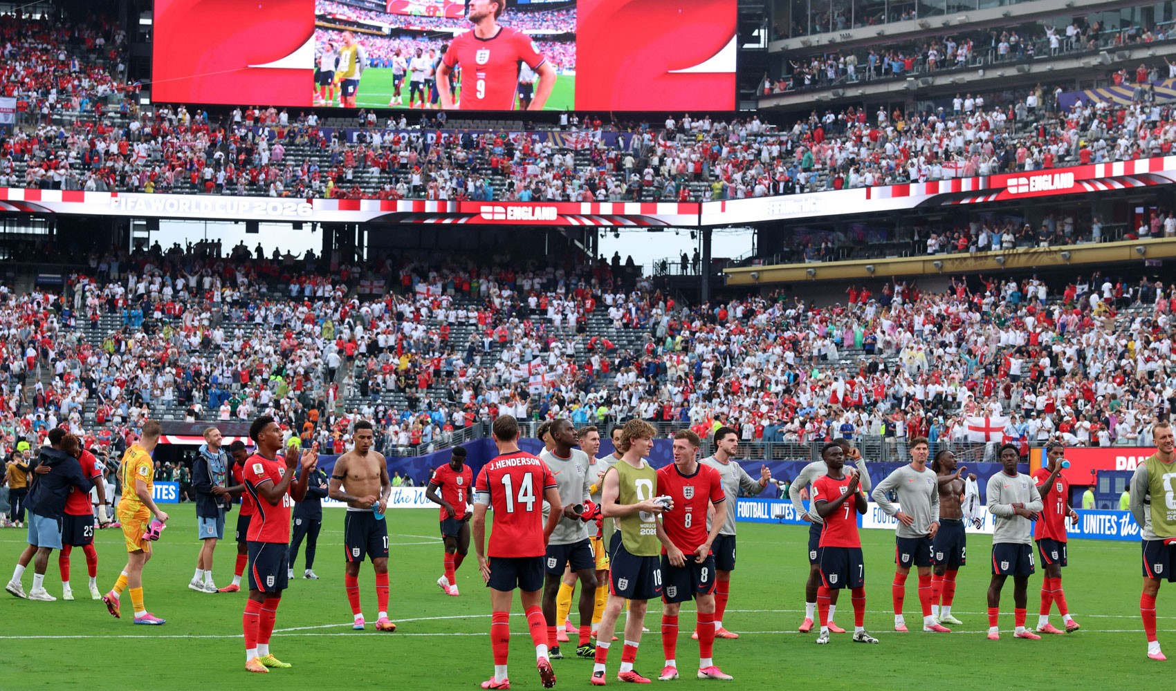 İngiltere futbolcuları ve taraftarları Dünya Kupası maçının ardından stadyumda görülüyor.