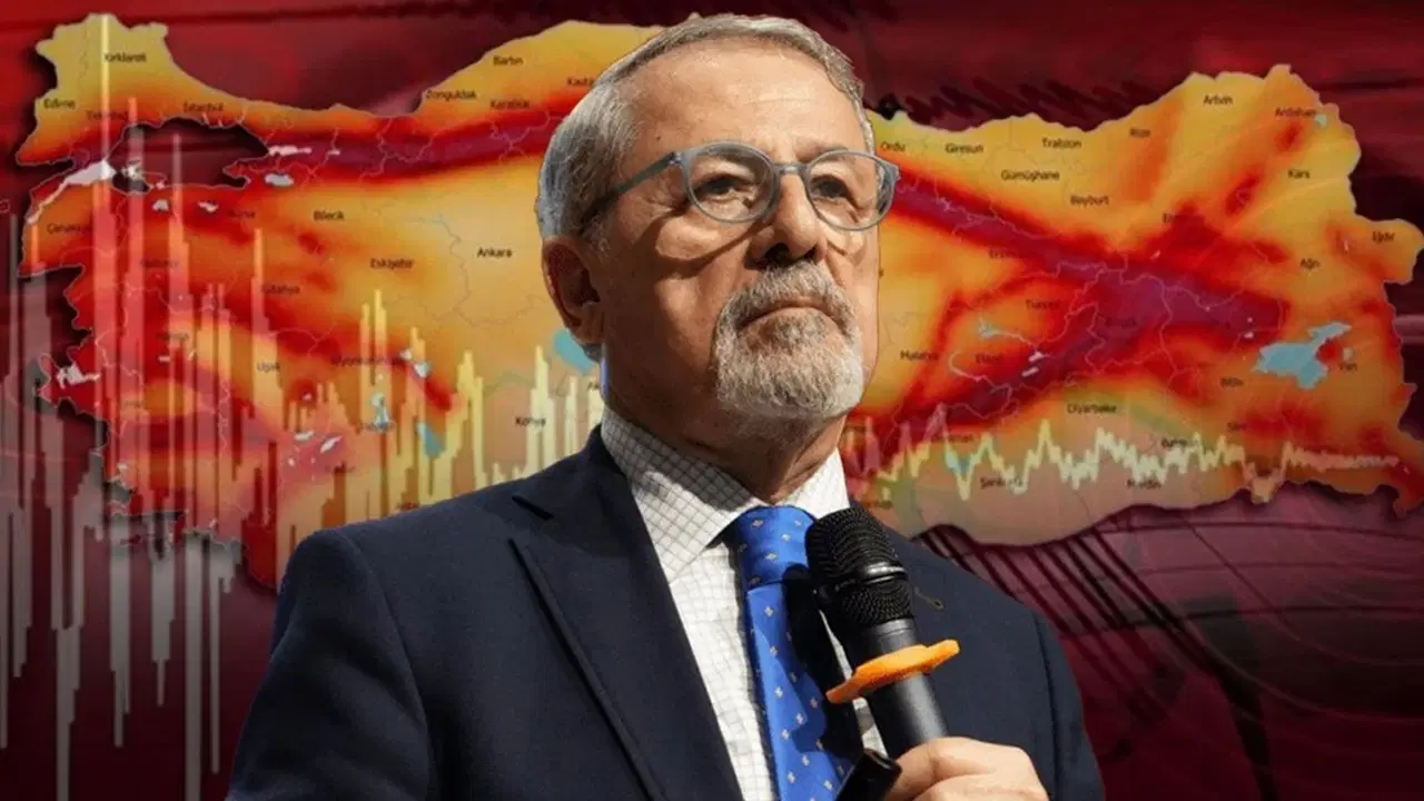 Prof. Dr. Naci Görür, deprem haritası görseli önünde mikrofonla görülüyor.