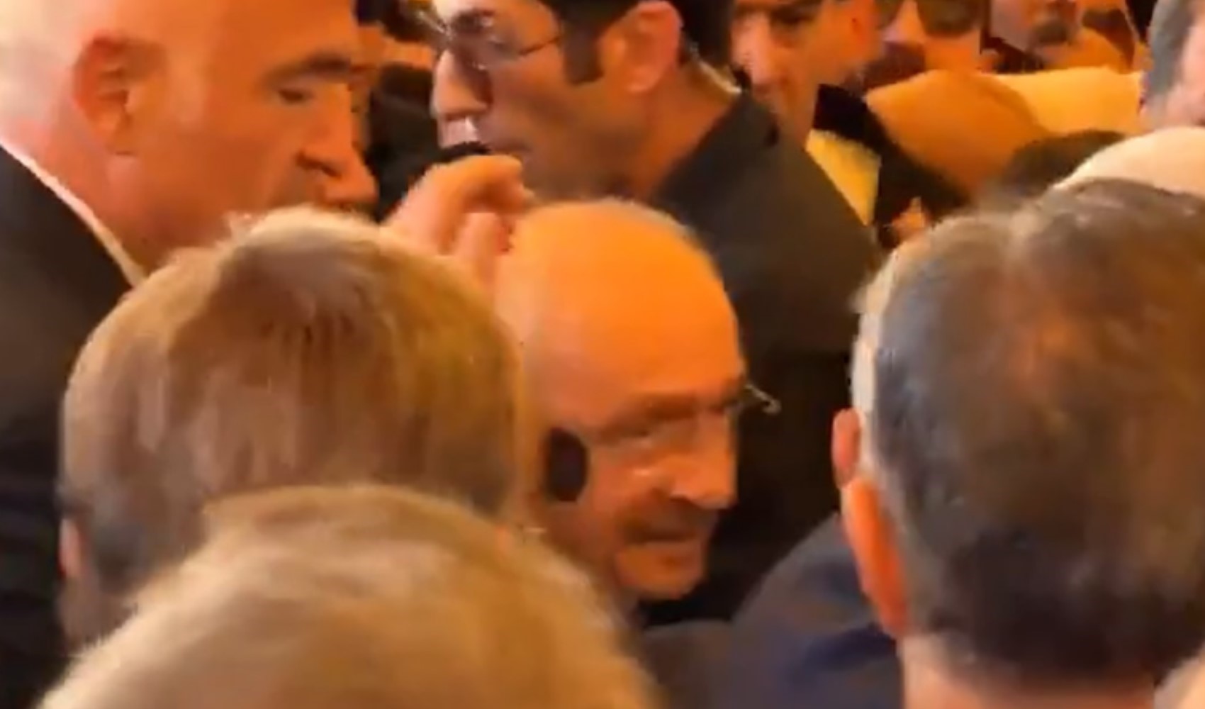 Kılıçdaroğlu'nun gelişinde cami avlusu karıştı