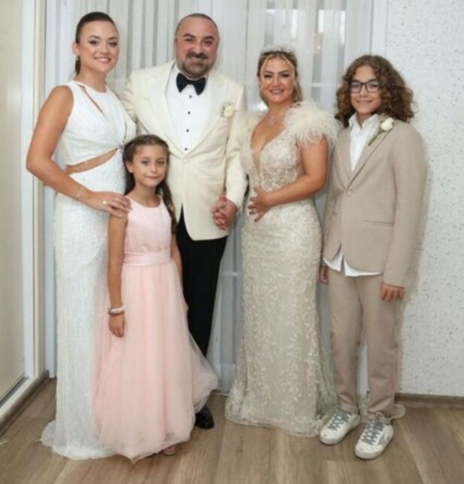 Volkan Konak, Selma Konak ve çocukları aile fotoğrafında görülüyor.