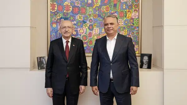 Kemal Kılıçdaroğlu ve Ümit Uysal yan yana poz verirken görülüyor.