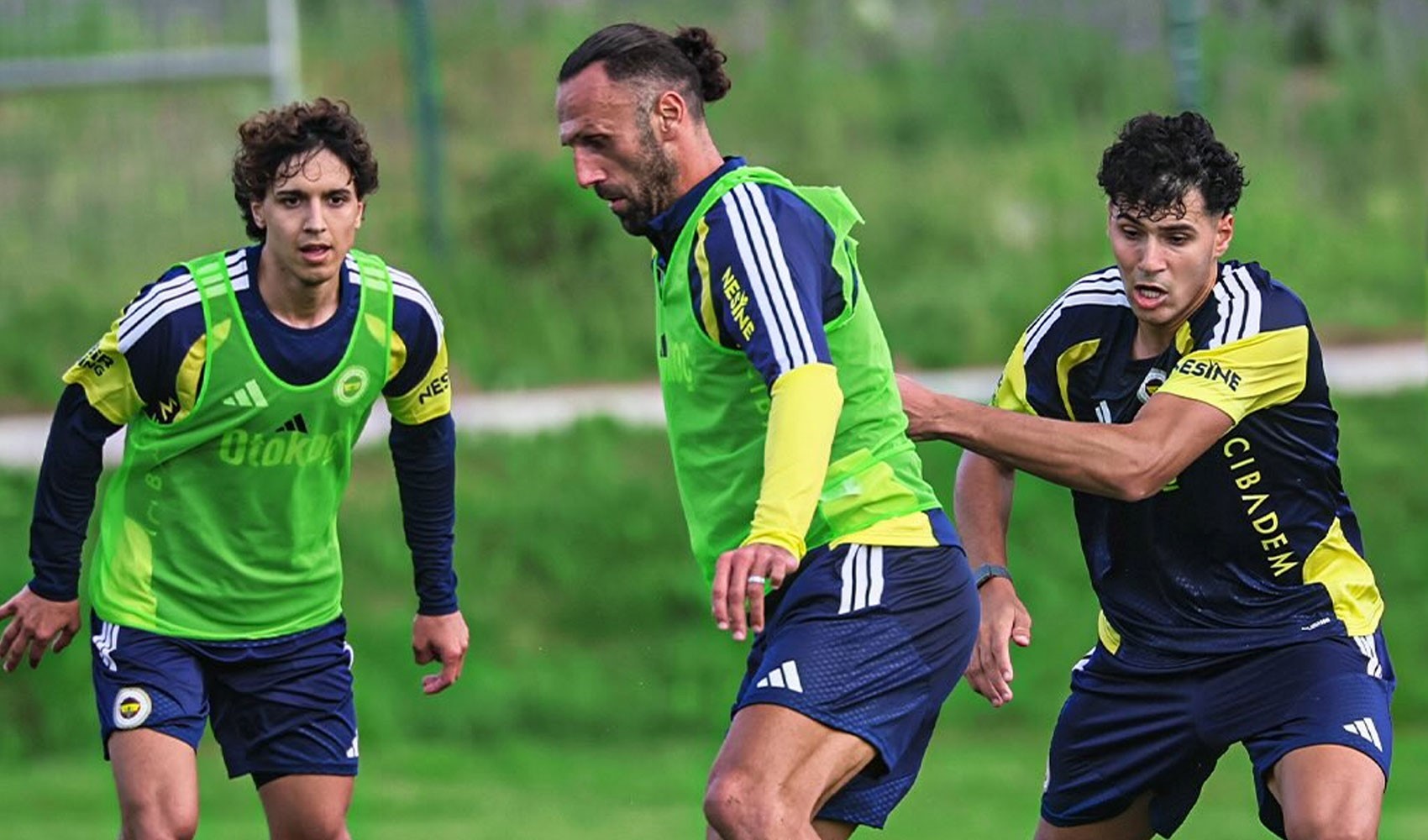 Fenerbahçe'de Vedat Muriqi şoku! Antrenmanı sedyeyle terk etti