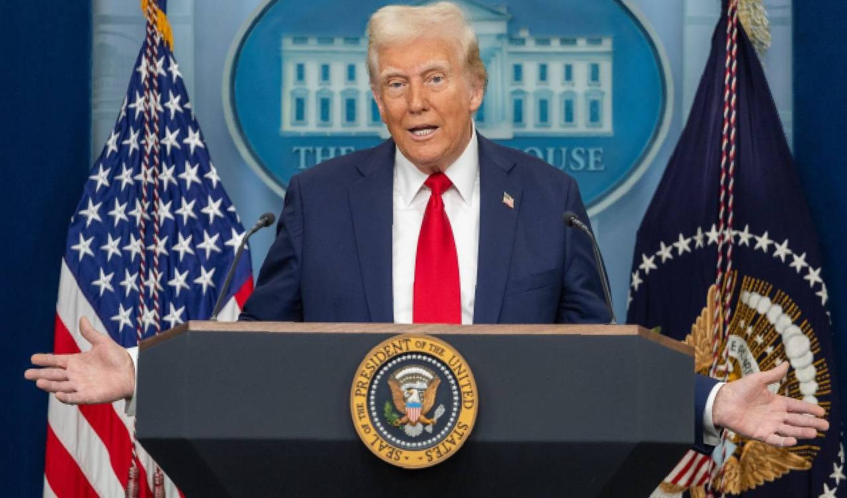 Donald Trump Beyaz Saray’da kürsüde konuşurken görülüyor.