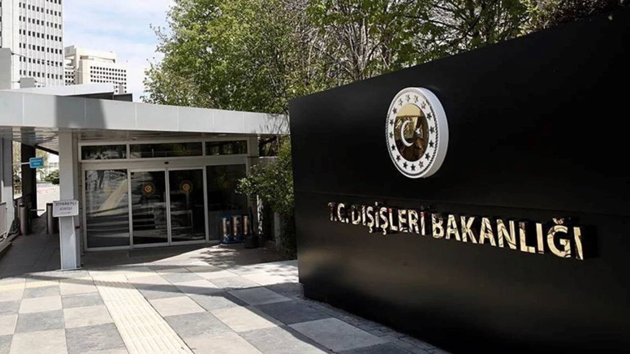 Dışişleri Bakanlığı girişinde yer alan kurum tabelası ve bina çevresi.