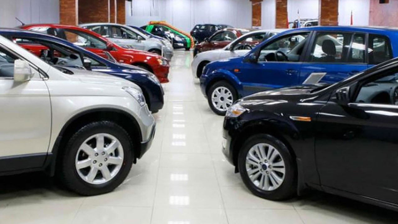İkinci el araçların sergilendiği kapalı bir otomobil showroomu.