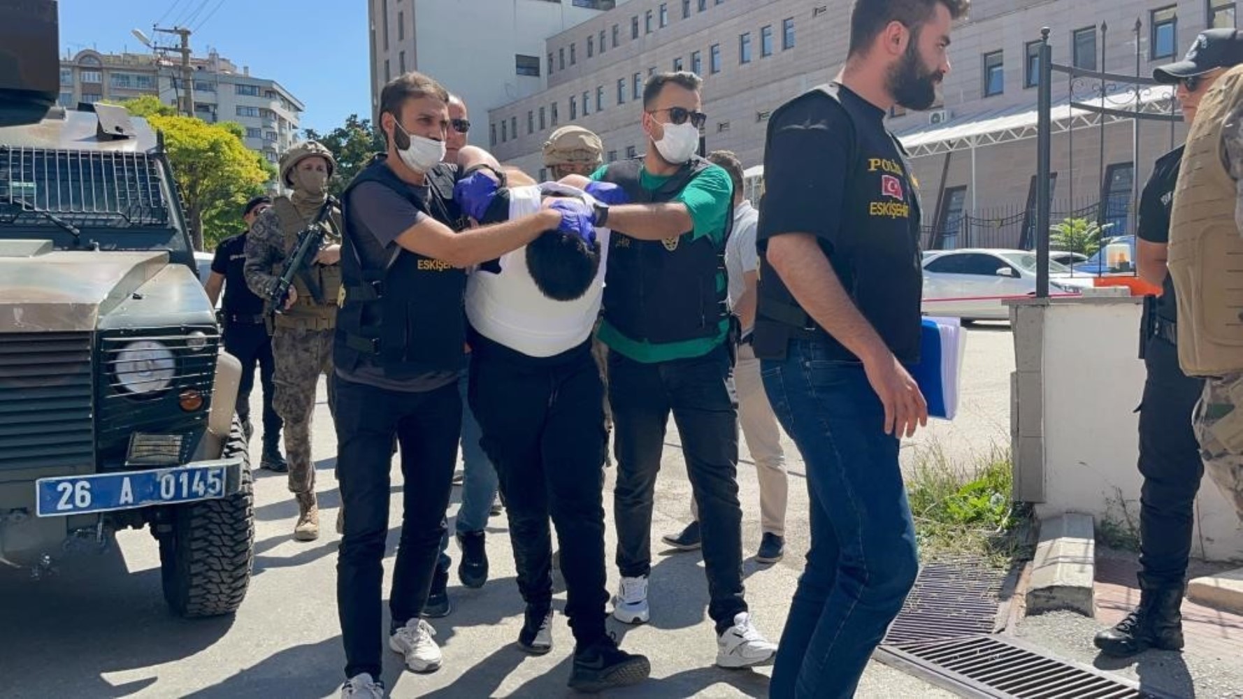 Neo-nazi sembolü olan hücum yeleği ile 5 kişiyi bıçaklamıştı: Cezaevinde intihar etti