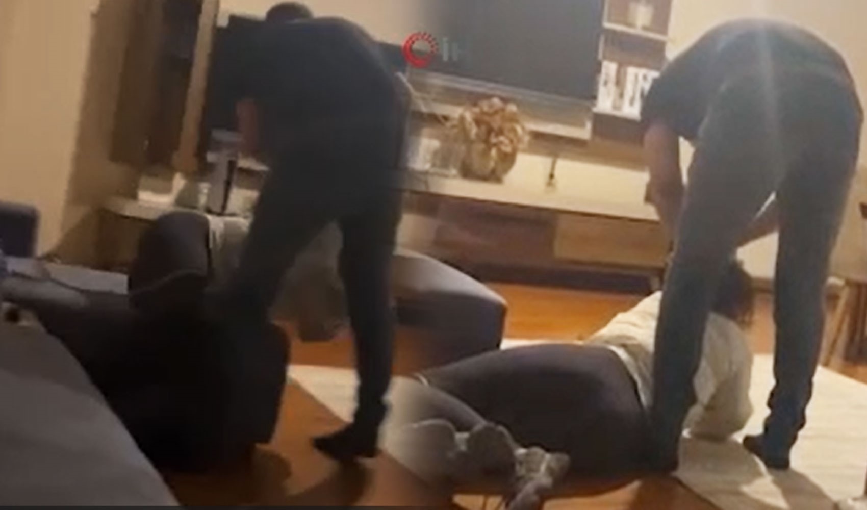 Eski polis memuru Cemil Koç'un Ece Gül'e şiddet uyguladığı görüntüler ortaya çıktı: Ayaklarını bağlamış