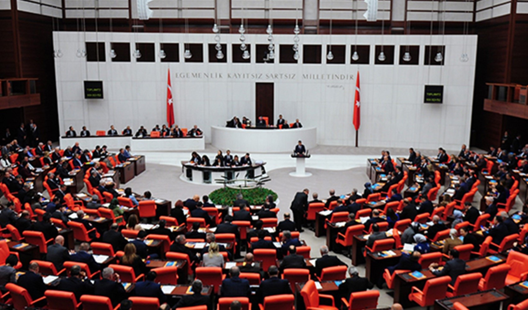 TBMM Genel Kurulu'nda emekli aylıkları ve asgari ücret zammı tartışması: AKP'li vekil 'inşallah' dedi, reddetti