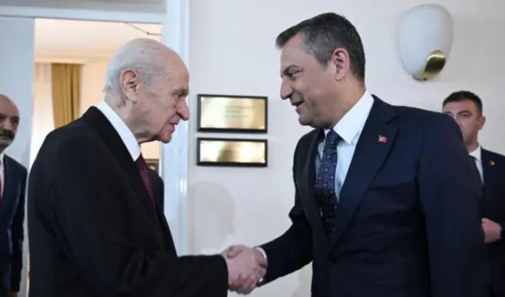 Bahçeli Özgür Özel'e yüklendi: Yeni parti senaryosunu gündeme getirdi