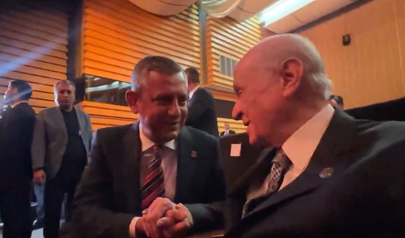 Özgür Özel ve MHP Genel Başkanı Bahçeli'den samimi görüntüler: Gergin siyasi gündeme kısa bir mola
