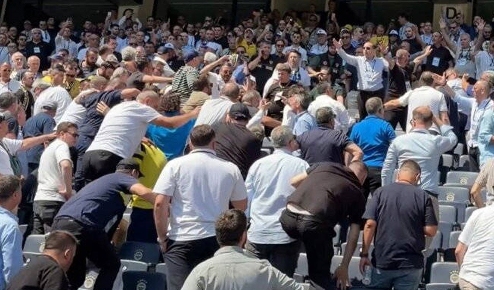 Fenerbahçe kongresinde tansiyon yükseldi: Aziz Yıldırım ve Hakan Safi destekçileri arasında gerginlik