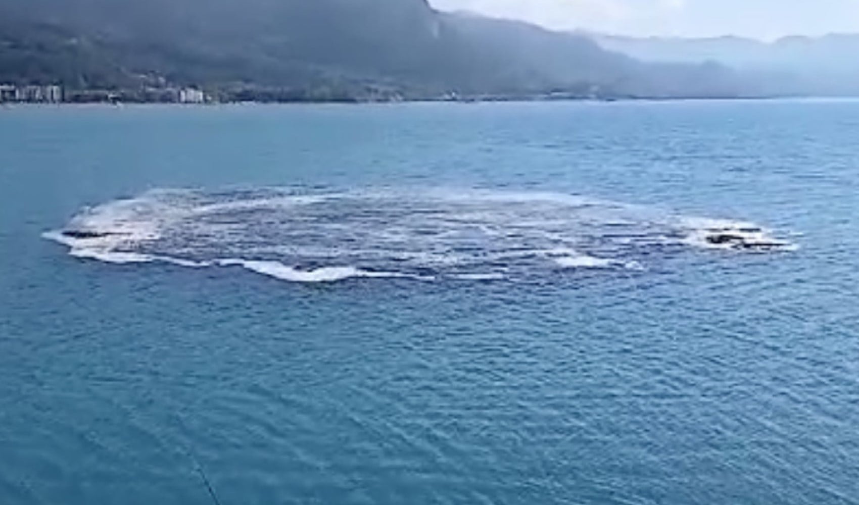 Deniz 10 dakika boyunca kabarınca vatandaşlar panik yaşadı