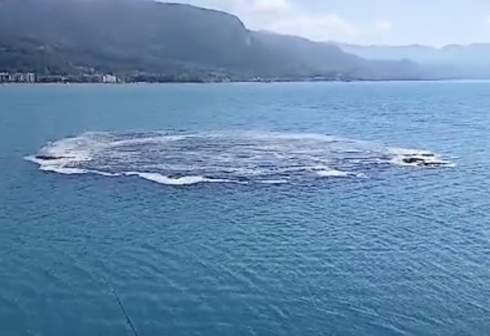 Deniz 10 dakika boyunca kabarınca vatandaşlar panik yaşadı