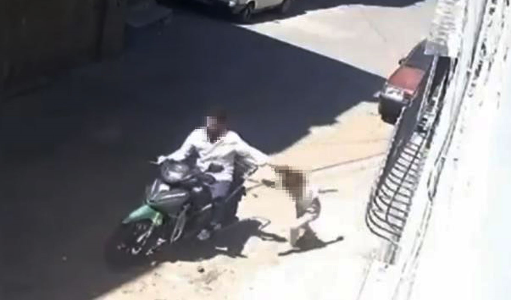 Küçük kızını darbedip motosikletle sürükleyen baba gözaltına alındı