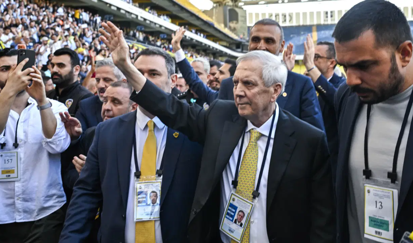 Aziz Yıldırım destekçileri kutlamayı başlattı
