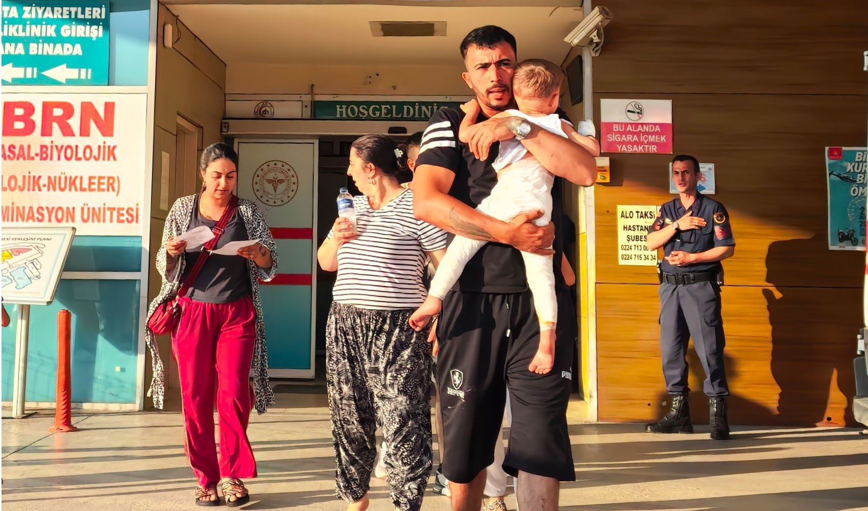 Mangal ateşine düşen çocuk yaralandı