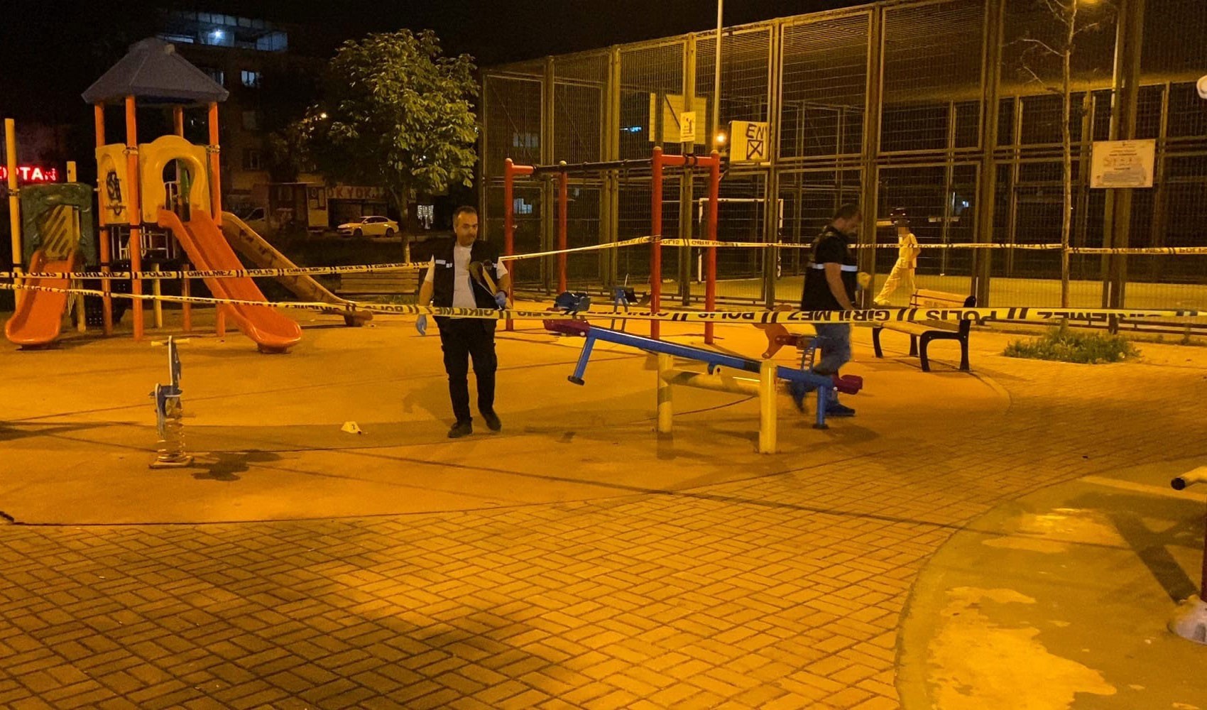 Parktaki gençlere pompalı tüfekle saldırdı: 10 yaralı