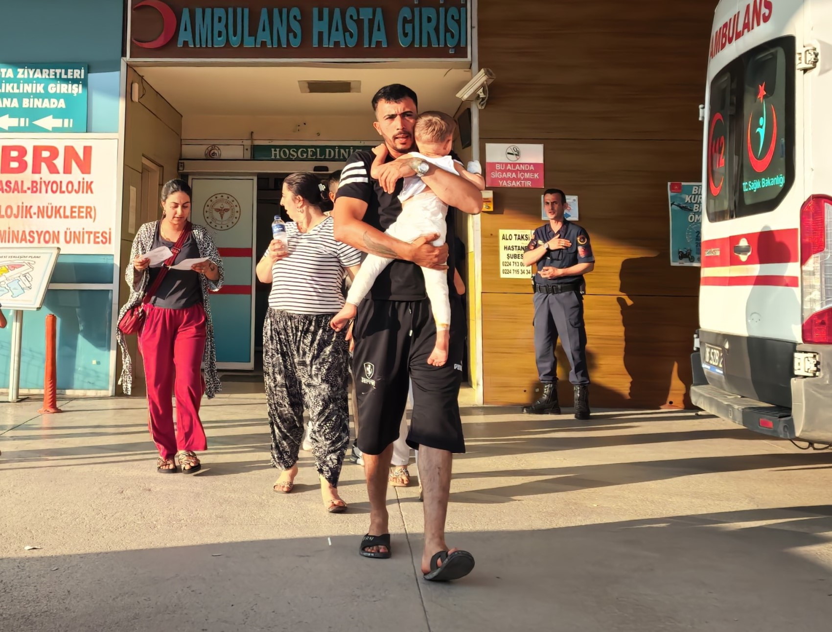 Mangal ateşine düşen çocuk yaralandı