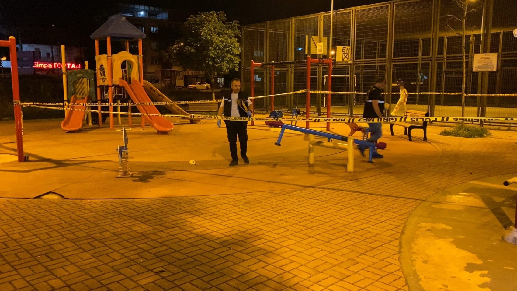 Parktaki gençlere pompalı tüfekle saldırdı: 10 yaralı