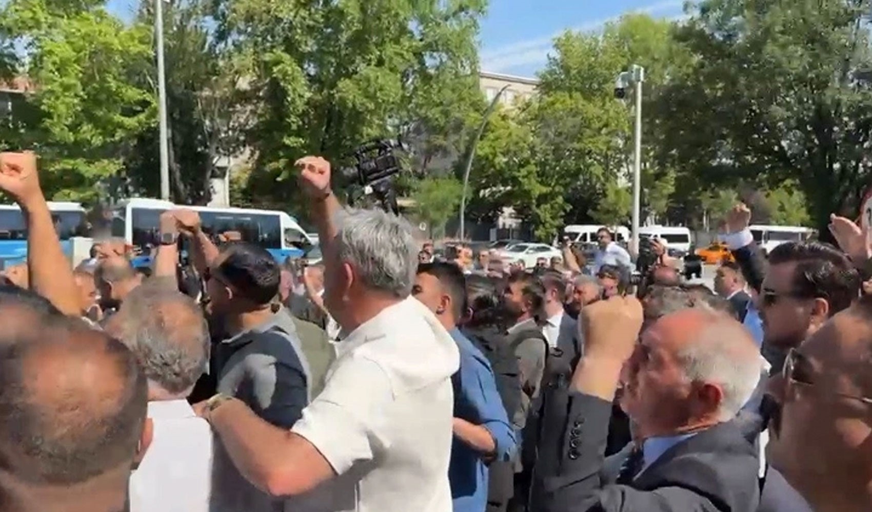 Son Dakika... Meclis'te CHP Grup Toplantısı gerginliği: TBMM Dikmen Kapısı önünde arbede çıktı!