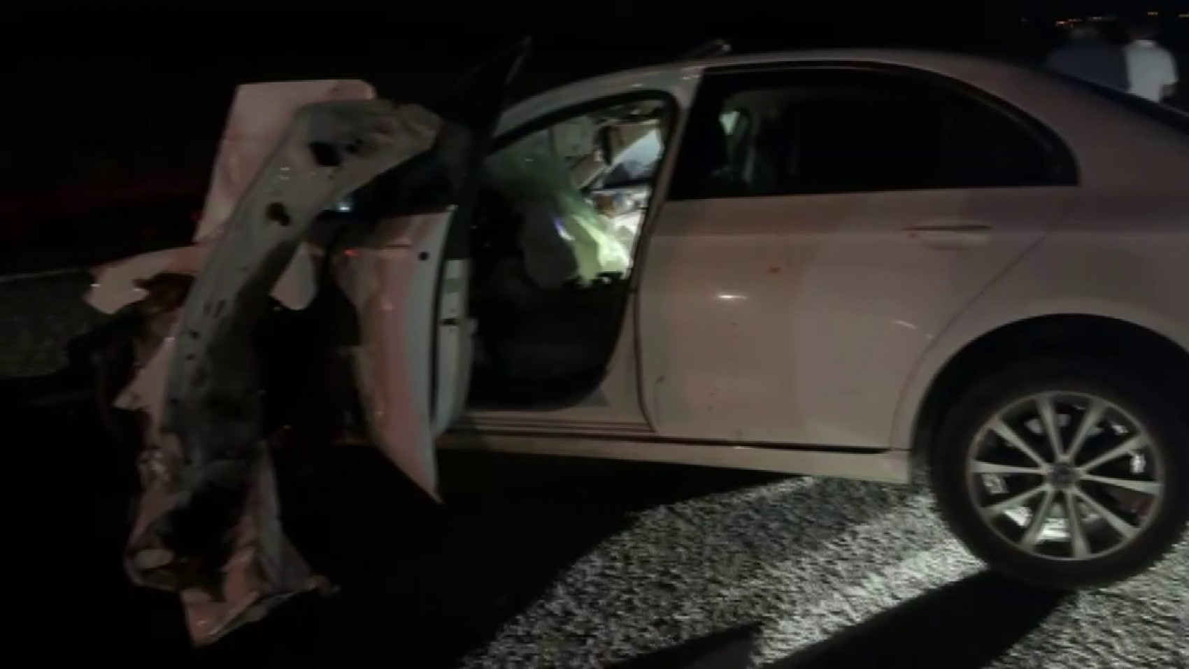 Traktörün römorkuna çarpan Mercedes hurda yığınına döndü