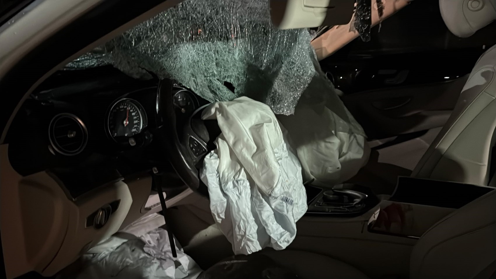 Traktörün römorkuna çarpan Mercedes hurda yığınına döndü