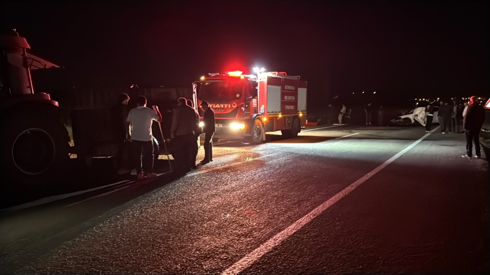 Traktörün römorkuna çarpan Mercedes hurda yığınına döndü