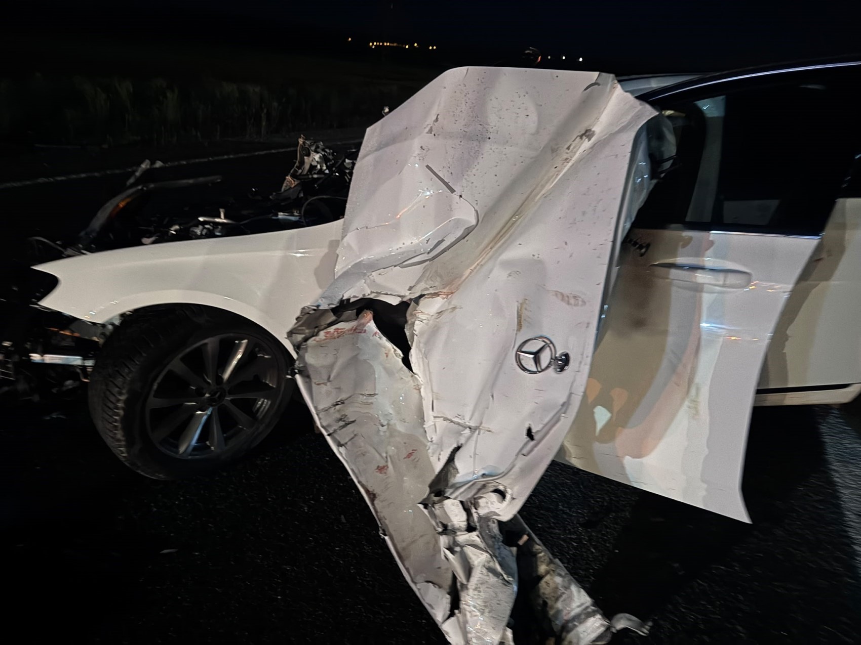 Traktörün römorkuna çarpan Mercedes hurda yığınına döndü