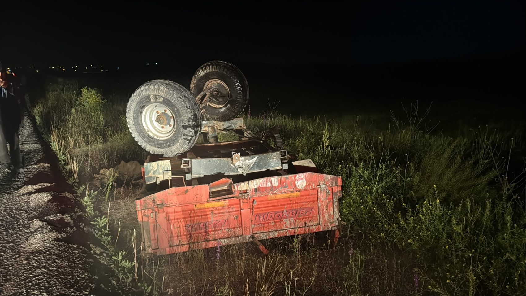 Traktörün römorkuna çarpan Mercedes hurda yığınına döndü