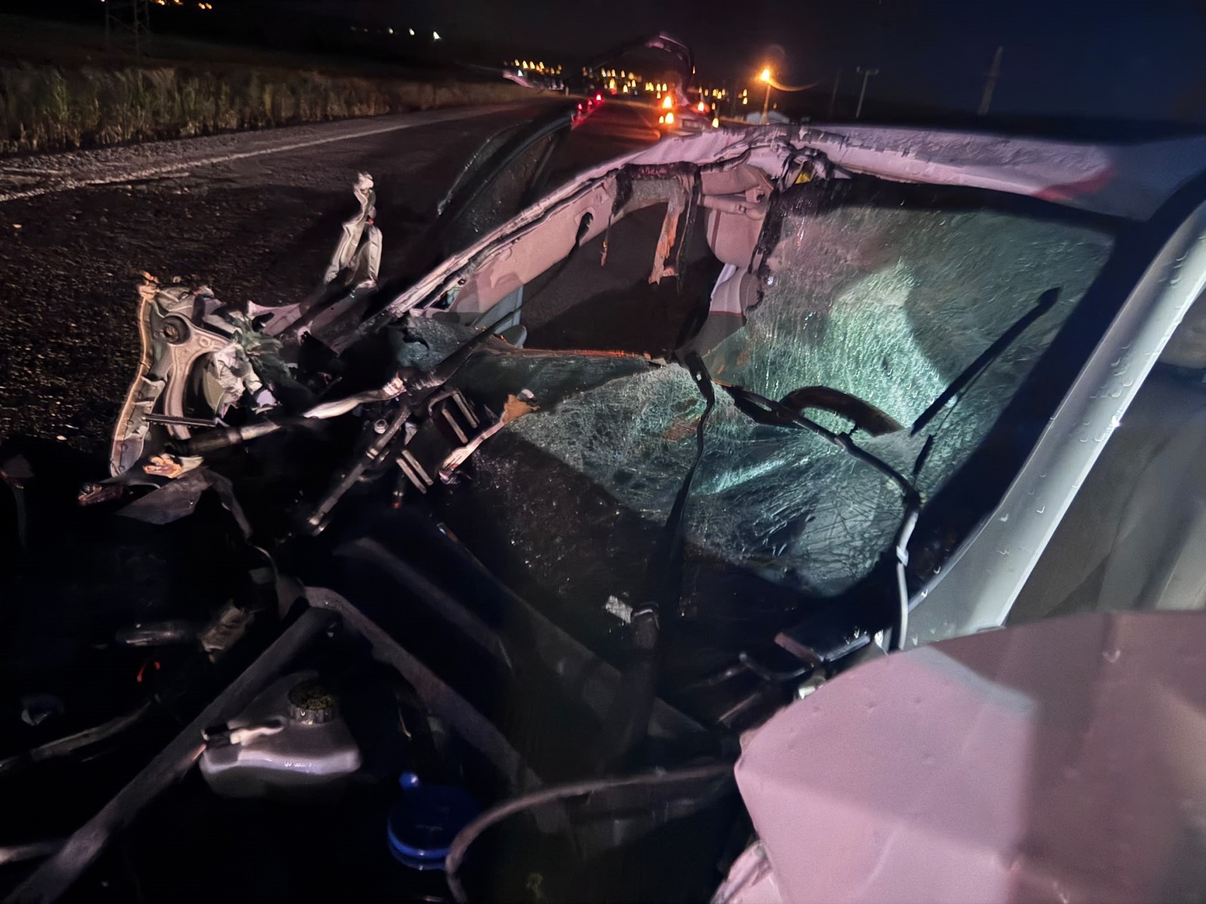 Traktörün römorkuna çarpan Mercedes hurda yığınına döndü