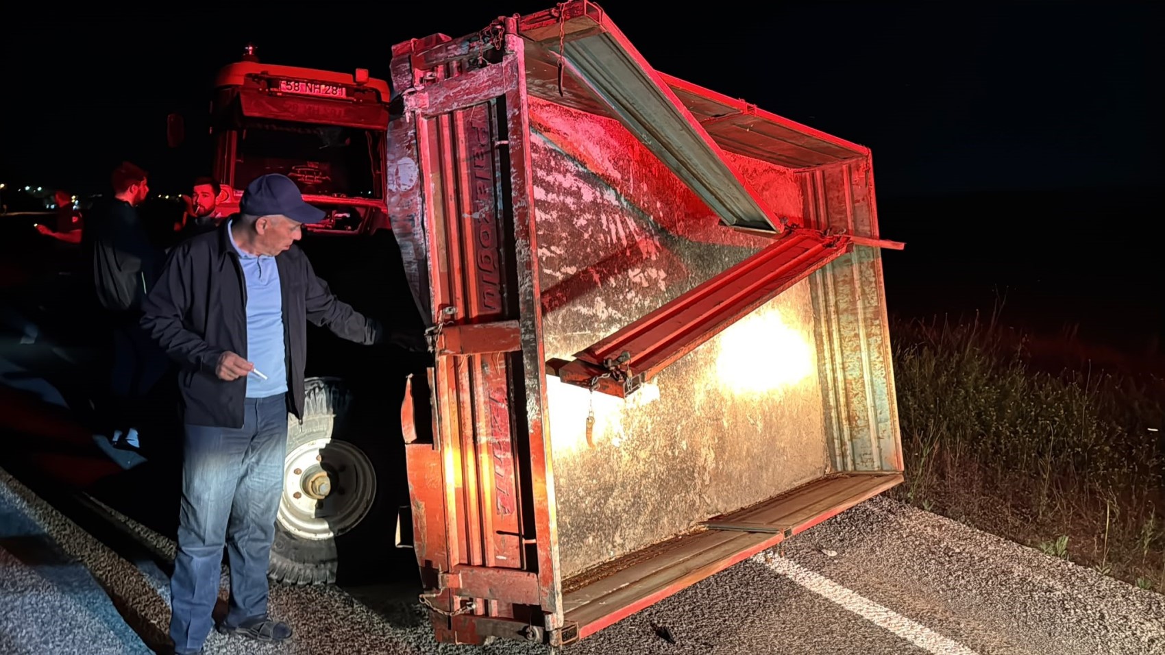 Traktörün römorkuna çarpan Mercedes hurda yığınına döndü