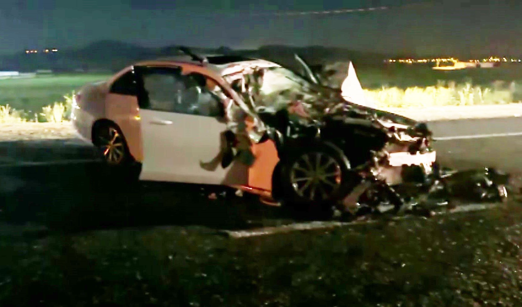 Traktörün römorkuna çarpan Mercedes hurda yığınına döndü