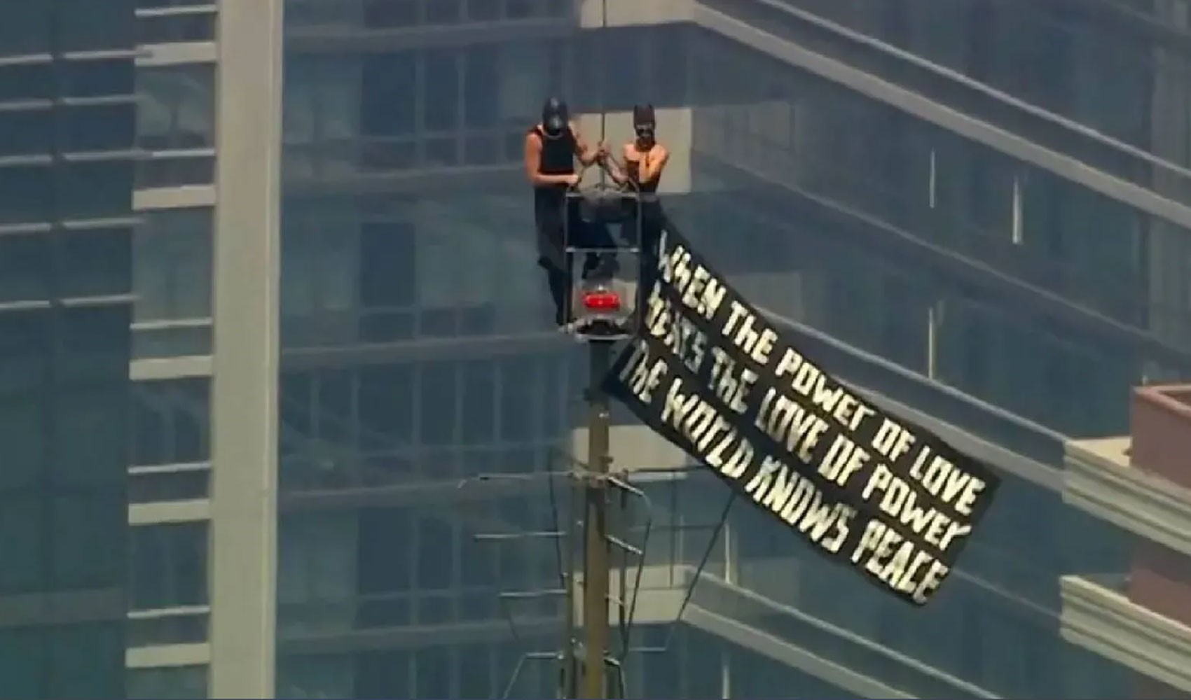 Empire State tepesindeki eylem, evlilik teklifi çıktı