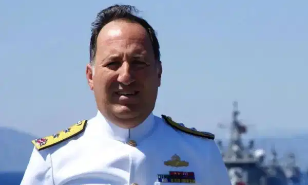 Emekli amiral Cem Gürdeniz’in deniz ve gemi arka planlı fotoğrafı.