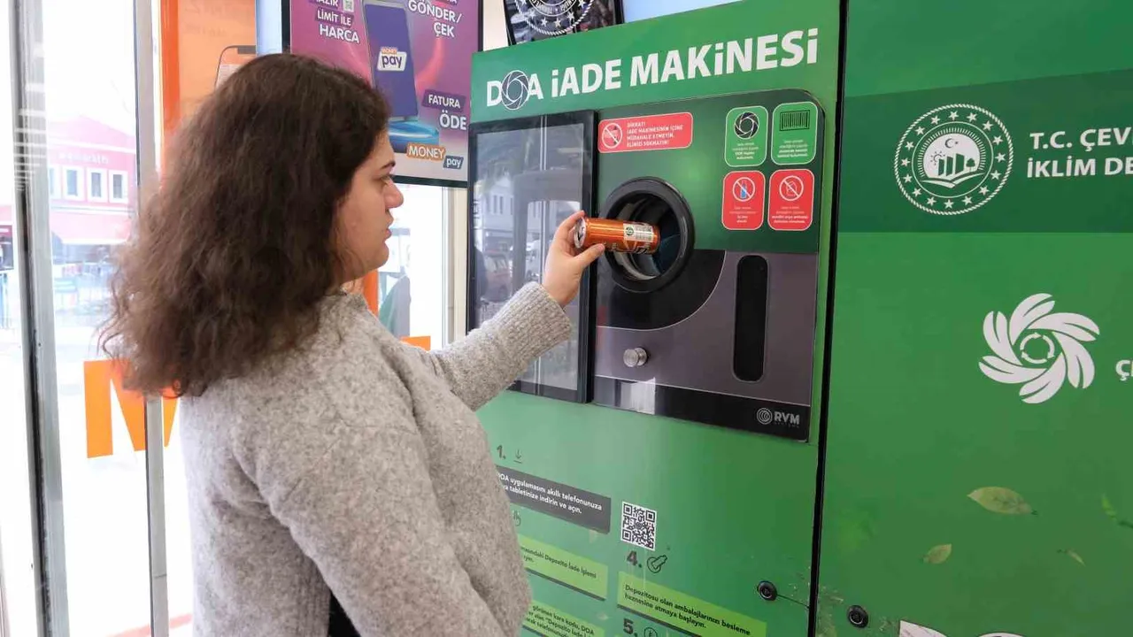 Bir kadının içecek kutusunu DOA iade makinesine yerleştirdiği görülüyor.