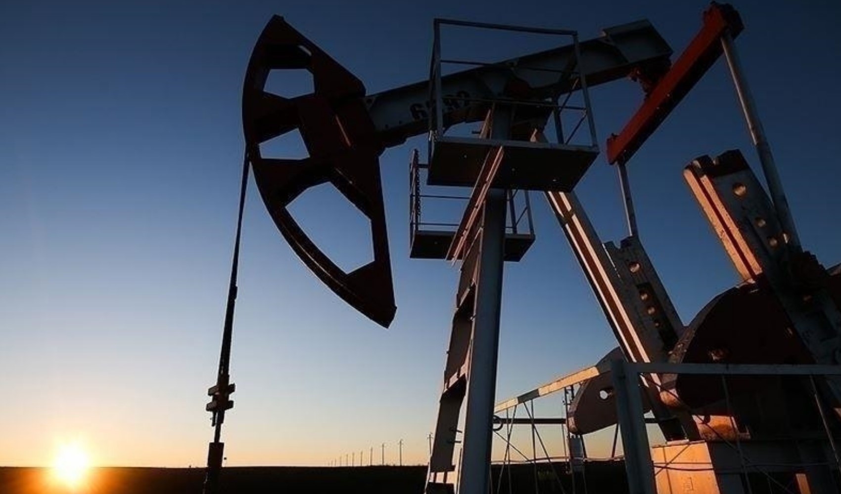 Petrol pompası silueti ve gün batımı
