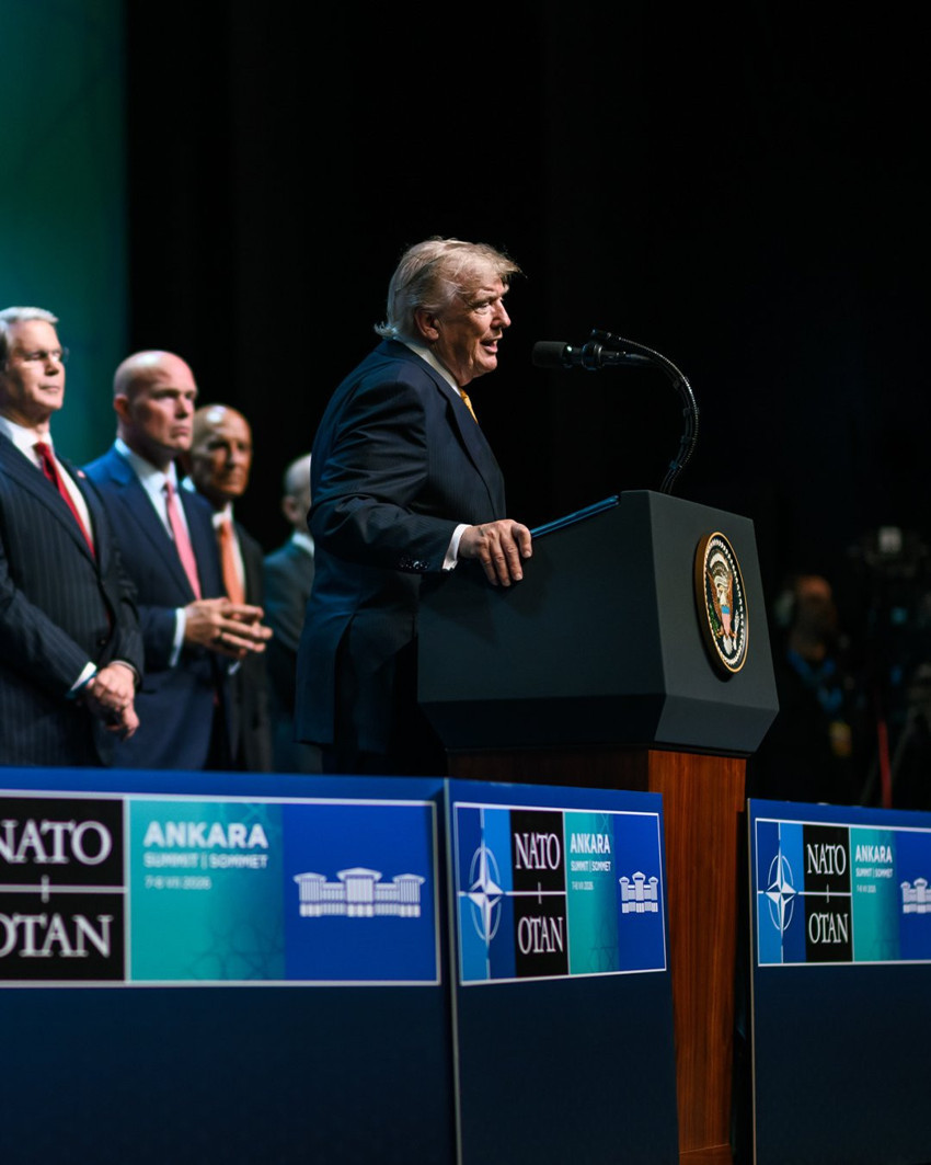 Donald Trump’ın NATO Zirvesi kürsüsünde konuşma yaptığı fotoğraf.