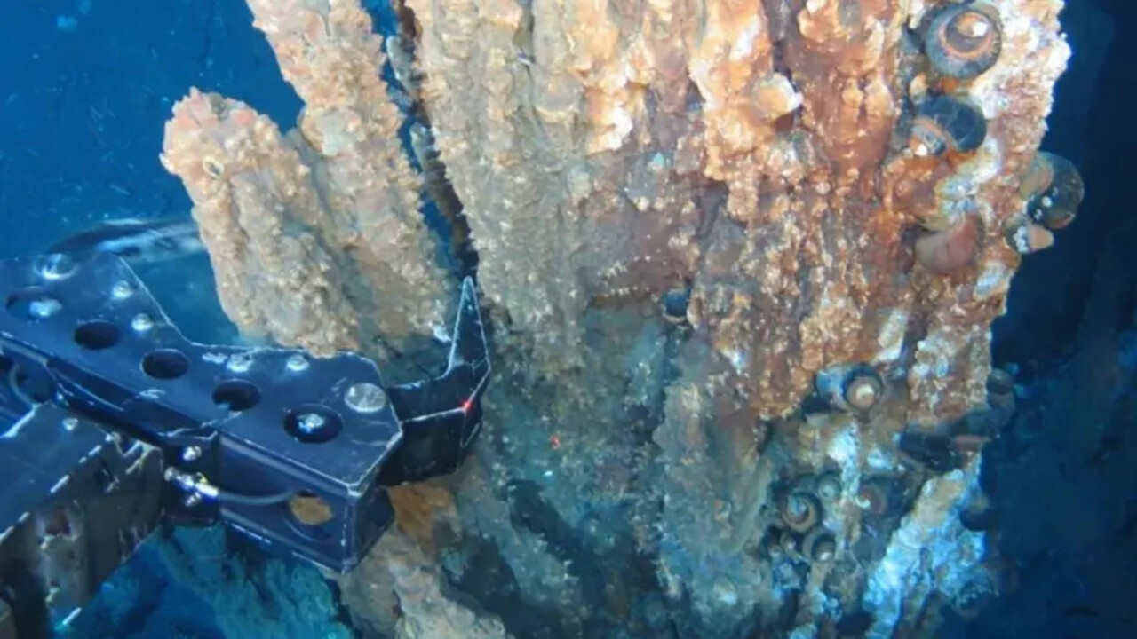 Okyanus tabanındaki mineral oluşumlarına yaklaşan robotik kol görüntüsü.