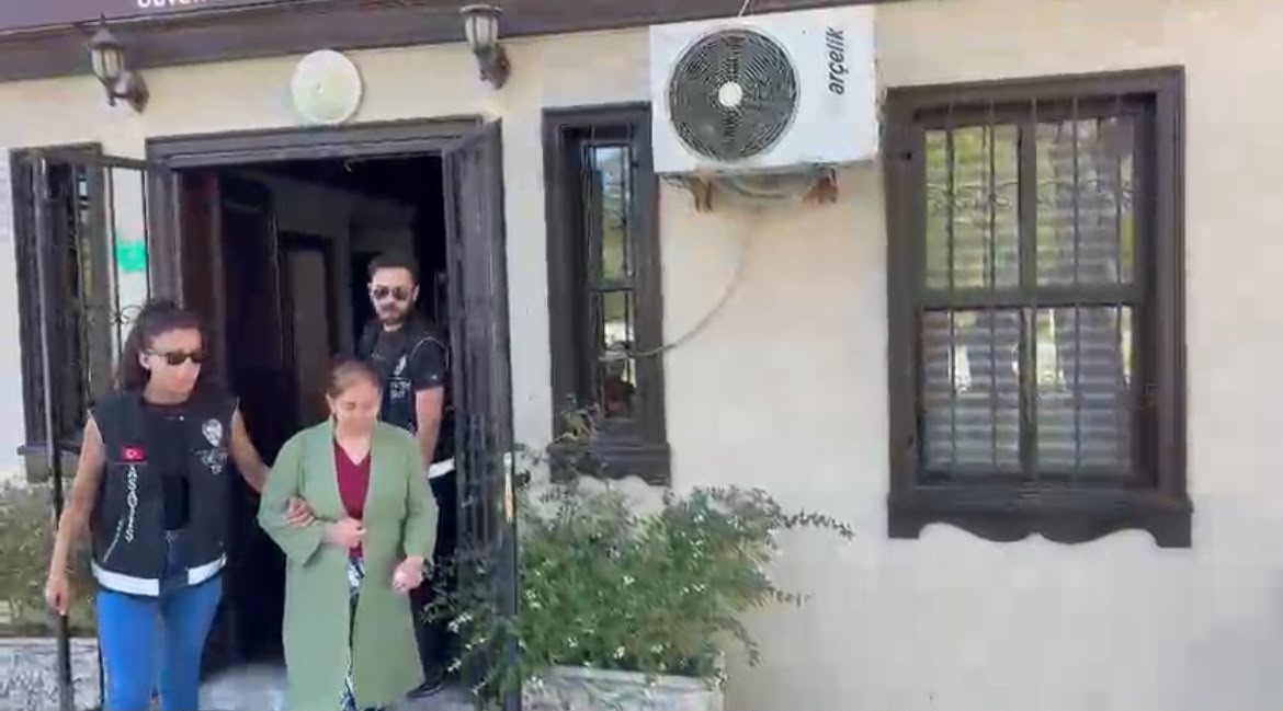 Bursa’da polis ekipleri tarafından yakalanan hırsızlık hükümlüsünün binadan çıkarıldığı anlar.