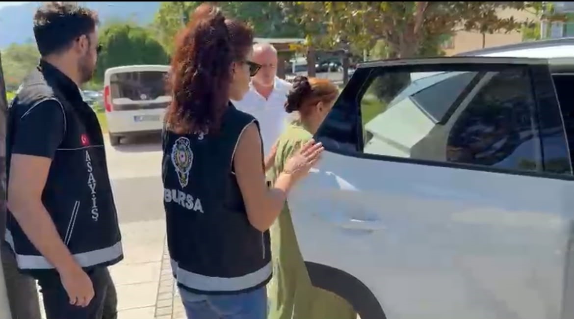 Bursa Asayiş ekiplerinin yakalanan hükümlüyü araca bindirdiği anlar.