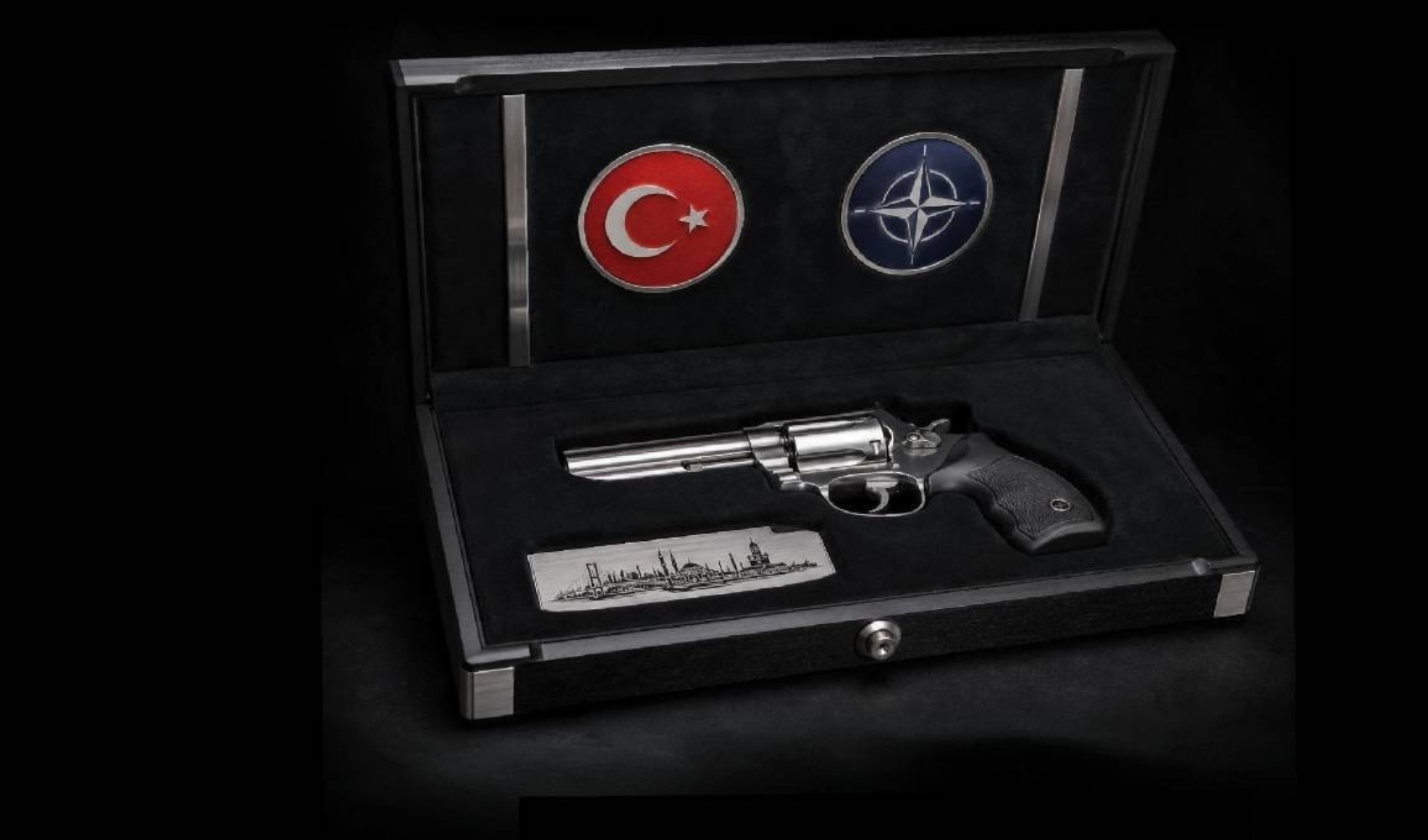 Erdoğan'ın NATO liderlerine tabanca hediyesine tepki: 'Esenyurt zannediyor'