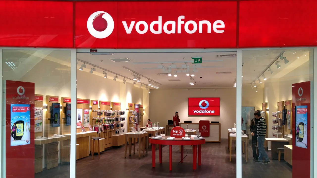 Vodafone tabelasının görüldüğü bir mağaza cephesi.