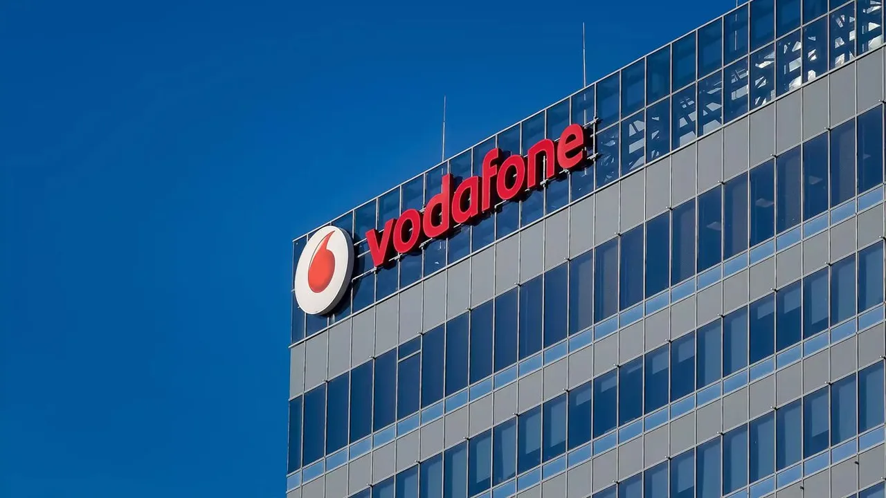 Vodafone logosunun yer aldığı cam cepheli şirket binası.