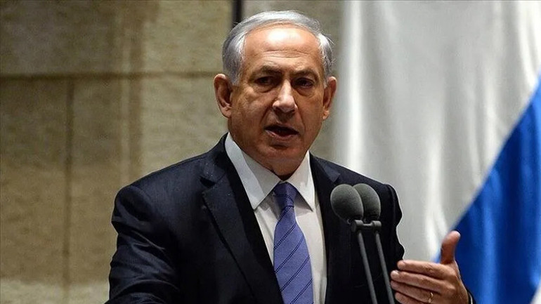 Binyamin Netanyahu kürsüde konuşurken görülüyor.