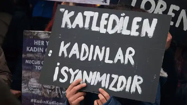 Kadın cinayetlerine karşı tepki gösteren bir kişinin elinde tuttuğu pankart.