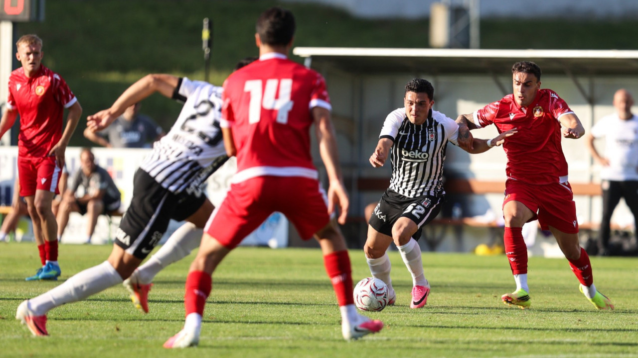 Beşiktaş ile Widzew Lodz arasında oynanan hazırlık maçından bir pozisyon.